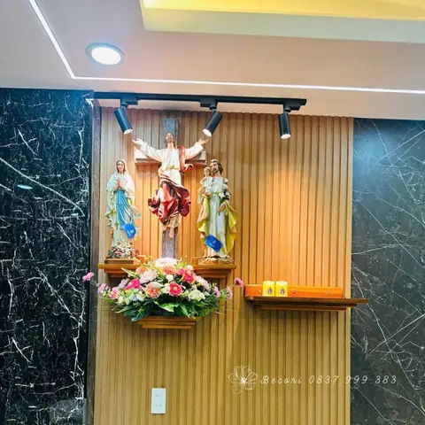 46. Mẫu Bình Hoa Rực Rỡ Cho Bàn Thờ Thánh Giá Chúa Khải Hoàn Số 46