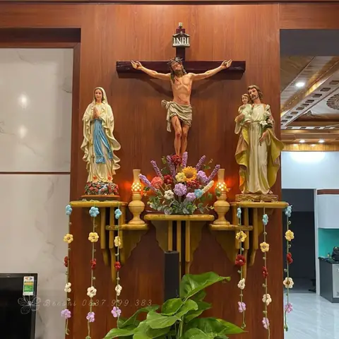 17. Mẫu Bình Hoa Len Trang Trí Ở Bàn Thờ Chúa Số 17