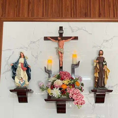 21. Mẫu Bình Hoa Rực Rỡ Ở Bàn Thờ Chúa Chịu Nạn Số 21