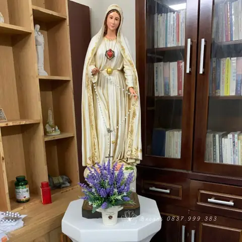 Mẫu Bình Hoa Lavender Cho Đài Mẹ Fatima Trong Phòng Số 9