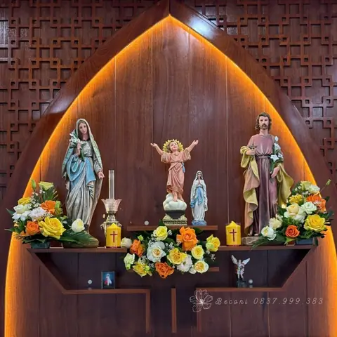 28. Mẫu Trang Trí 3 Bình Hoa Cực Đẹp Cho Bàn Thờ Gia Đình Thánh Gia Số 28