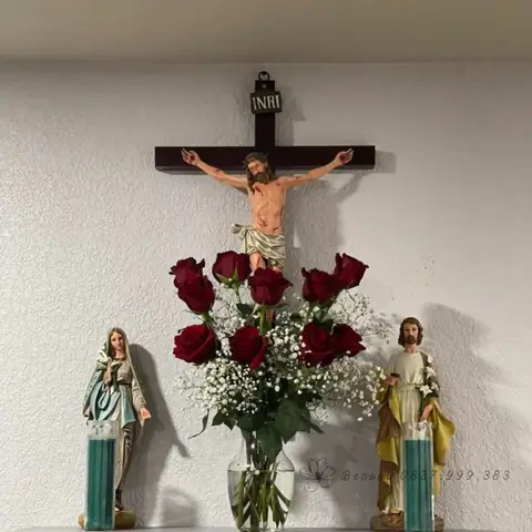 40. Mẫu Cắm Bình Hoa Hồng Đổ Phối Bi Đơn Giản Ở Bàn Thờ Chúa Tử Nạn Số 40
