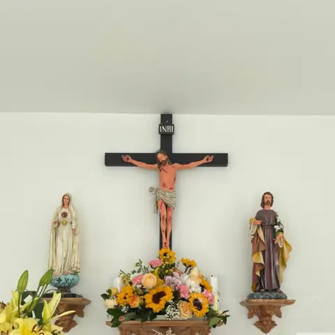 42. Mẫu Bình Hoa Hướng Dương Dễ Thương Ở Bàn Thờ Công Giáo Số 42