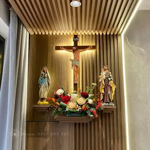 39. Mẫu Cắm Hoa Siêu Rực Rỡ Ở Bàn Thờ Chúa Chịu Nạn Số 39