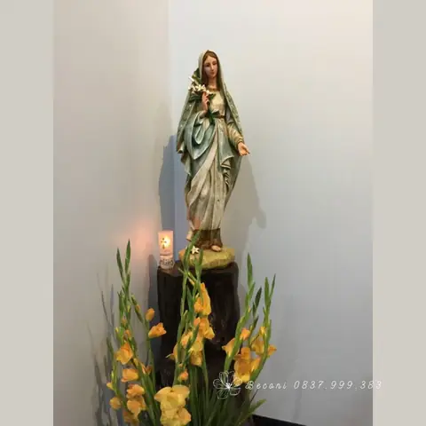 Mẫu Cắm Hoa Ở Đài Mẹ Hoa Huệ Trong Phòng Khách Số 5