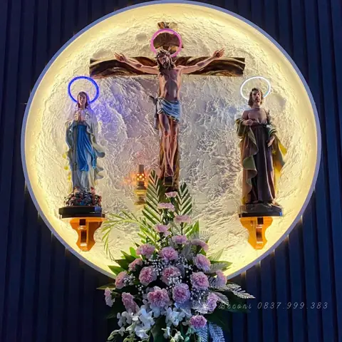 23. Mẫu Bình Hoa Cẩm Chướng Hồng Phối Lan Ở Bàn Thờ Công Giáo Nền Trăng Cực Đẹp Số 23