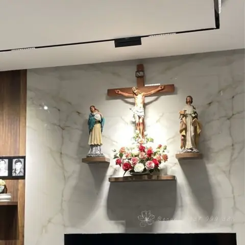 19. Mẫu Bình Hoa Hồng Đẹp Ở Bàn Thờ Công Giáo Số 19