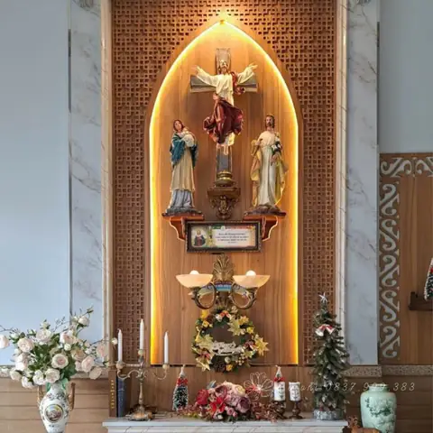 20. Mẫu Bình Hoa Đậm Chất Giáng Sinh Ở Bàn Thờ Chúa Khải Hoàn Số 20