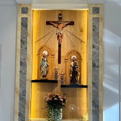 24. Mẫu Bình Hoa Hồng Đơn Giản Nhưng Trang Nhã Ở Bàn Thờ Chúa Số 24