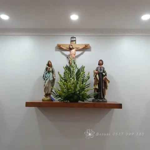 Mẫu Cắm Hoa Ở Bàn Thờ Thiên Chúa Số 2