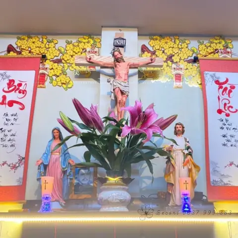 37. Mẫu Cắm Ly Hồng Ở Bàn Thờ Công Giáo Số 37