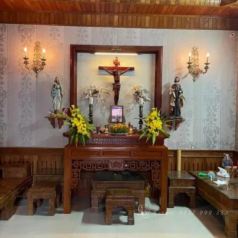 30. Mẫu Bình Hoa Cúc Ở Bàn Thờ Chúa Cổ Kính Số 30