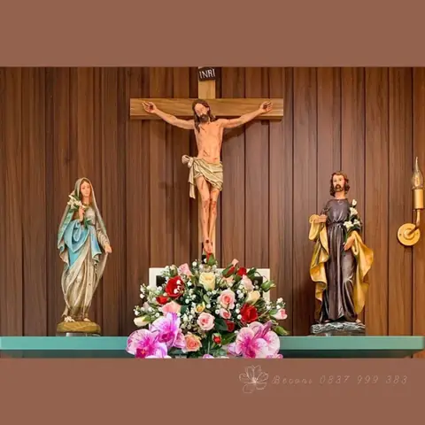 41. Mẫu Bình Hoa Xinh Xắn Ở Bàn Thờ Chúa Số 41