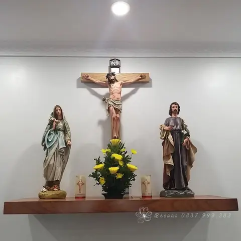 Mẫu Cắm Hoa Ở Bàn Thờ Thiên Chúa Số 2