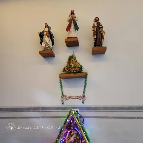 45. Mẫu Cắm Hoa Cho Bàn Thờ Lòng Chúa Thương Xót Số 45