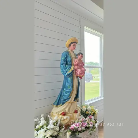 10. Mẫu Cắm Vòng Hoa Quanh Đài Mẹ La Vang Số 10
