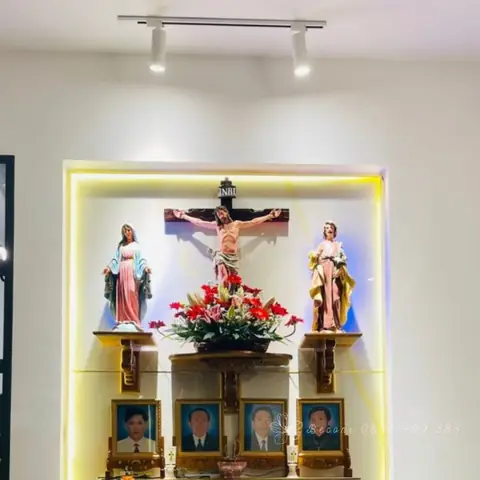 Mẫu Cắm Hoa Ở Bàn Thờ Chúa Và Bàn Thờ Gia Tiên Số 3