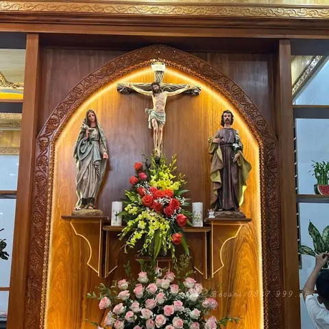 27. Mẫu Bình Hoa Siêu Đẹp Ở Bàn Thờ Chúa Số 27