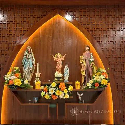 28. Mẫu Trang Trí 3 Bình Hoa Cực Đẹp Cho Bàn Thờ Gia Đình Thánh Gia Số 28