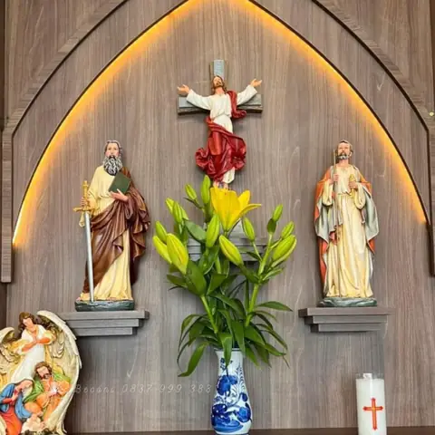 33. Mẫu Bình Ly Ly Vàng Tinh Tế Ở Bàn Thờ Chúa Khải Hoàn Và 2 Thánh Tông Đồ Số 33