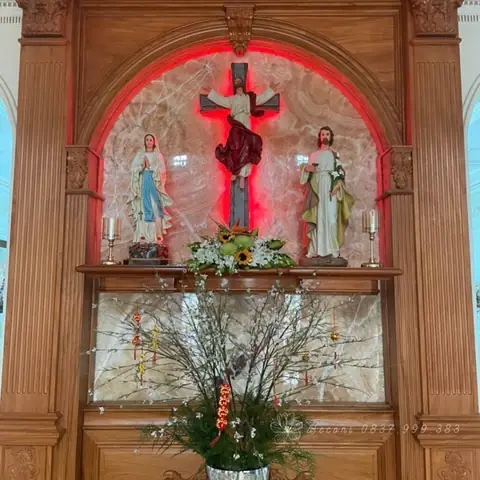 13. Mẫu Hoa Tuyết Mai Và Bình Hoa Trang Trí Của Bàn Thờ Chúa Khải Hoàn Số 13