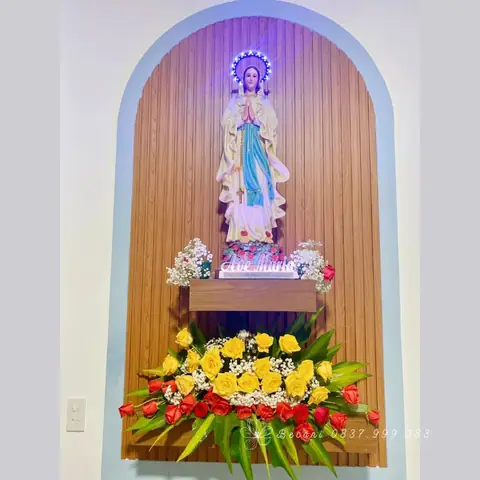 Mẫu Cắm Bình Hoa Hồng 2 Màu Phối Hoa Bi Ở Đài Mẹ Lộ Đức Số 8