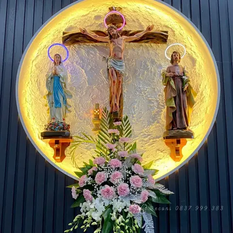 23. Mẫu Bình Hoa Cẩm Chướng Hồng Phối Lan Ở Bàn Thờ Công Giáo Nền Trăng Cực Đẹp Số 23