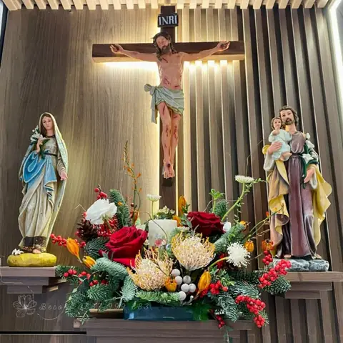 39. Mẫu Cắm Hoa Siêu Rực Rỡ Ở Bàn Thờ Chúa Chịu Nạn Số 39