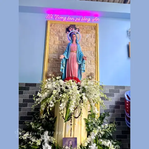 Mẫu Cắm Hoa Phong Lan Trắng Ở Đài Mẹ Ban Ơn Số 7