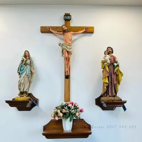 44. Mẫu Cắm Bình Hoa Mẫu Đơn Búp Xinh Xắn Ở Bàn Thờ Chúa Số 44