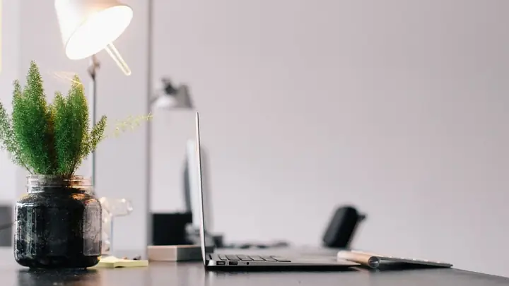 Cách Hóa Giải Bàn Làm Việc Đối Diện Cửa Ra Vào