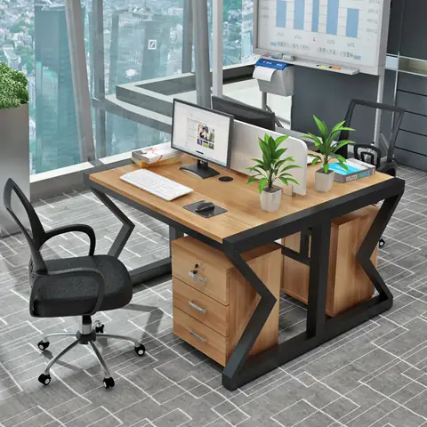 Hóa Giải Bàn Làm Việc Đối Diện Cửa Ra Vào