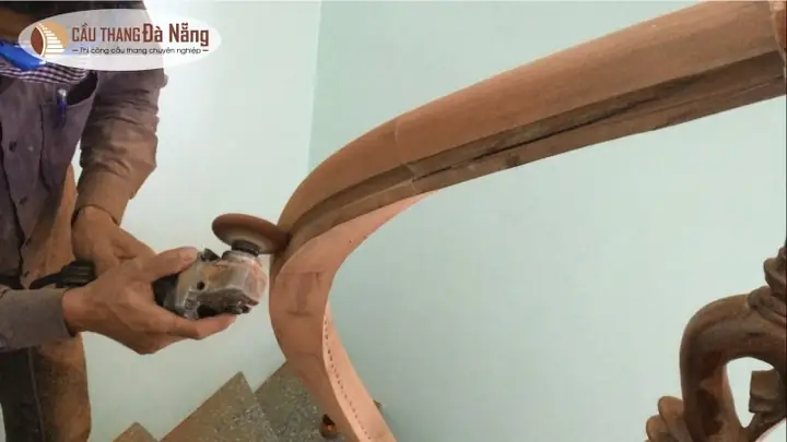 Tại Sao Tuyệt Đối Không Nên Đặt Cầu Thang Thẳng Hướng Với Cửa Chính