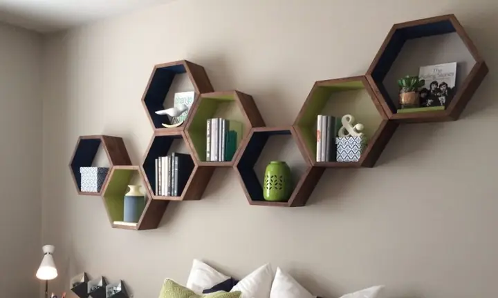 Mẫu 9: Kệ Trang Trí Treo Tường Phòng Khách Độc Đáo