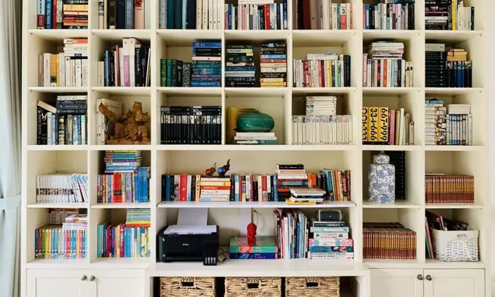 Mẫu 4: Kệ Sách Trang Trí Kịch Trần