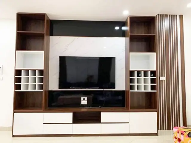 Mẫu 1: Kệ Gỗ Trang Trí Phòng Khách Kiểu Truyền Thống