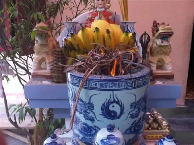 Không Đổ Tro Một Lúc Khi Dọn Bát Hương