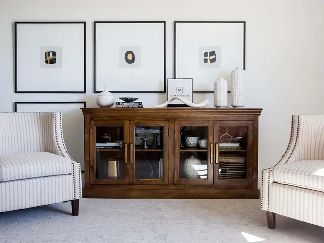 Mẫu 4: Trang Trí Phòng Khách Nhà Cấp 4 Với Tủ Kệ