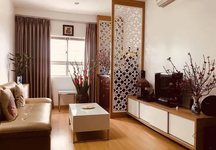 Mẫu 7: Trang Trí Phòng Khách Nhà Cấp 4 Có Bàn Thờ