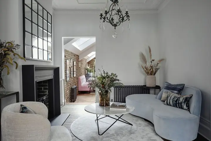 Mẫu 8: Trang Trí Phòng Khách Nhà Ống Cấp 4