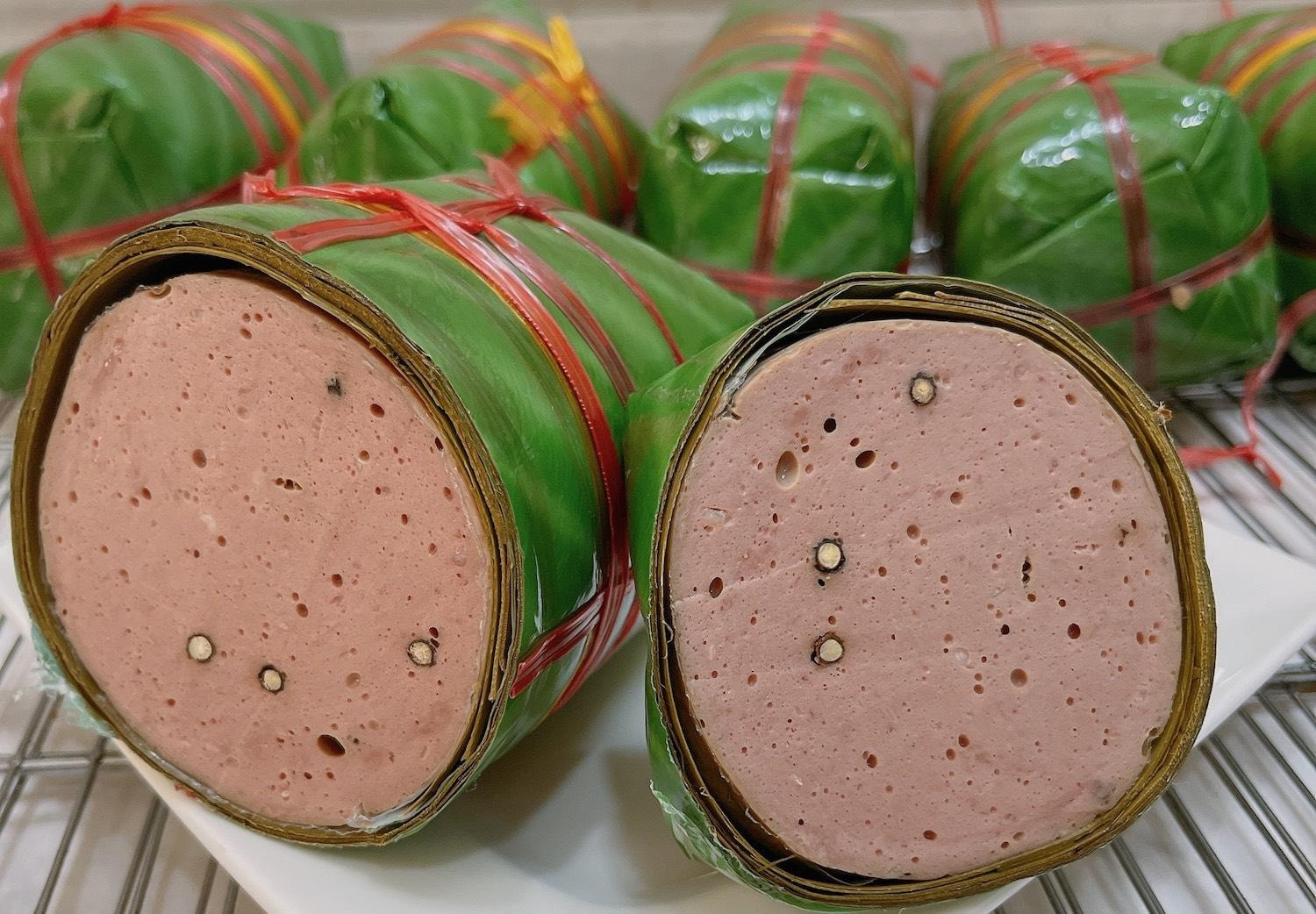 Món chả bò Đà Nẵng hấp dẫn với màu sắc tự nhiên và độ dai giòn lý tưởng