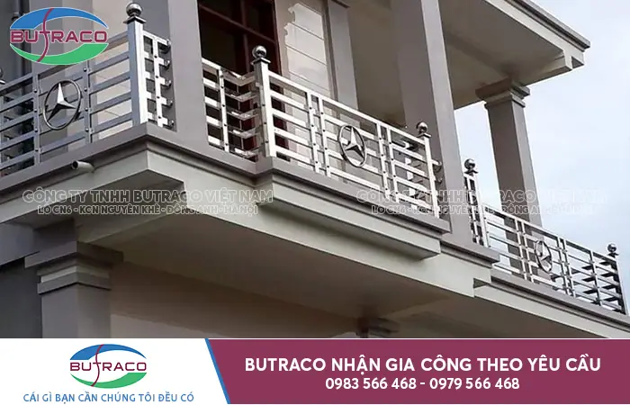 Vậy Nên Làm Lan Can Ban Công Bằng Gì?