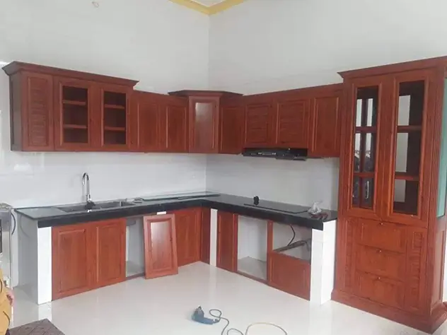 Mẫu Tủ Bếp Nhôm Màu Vân Gỗ