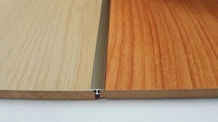 Công Dụng:dùng Để Trang Trí Các Khe Giãn Cách, Khe Nối Giữa Các Vật Liệu Bằng Gạch, Đá, Gỗ, Kính... Tạo Đường Chỉ Trang Trí Cho Vách Tường, Cửa, Sàn Hoặc Không Gian Cần Trang Trí Khác.màu Sắccủa Nẹp Nhôm Chữ T: Vàng Bóng, Vàng Mờ, Nhôm, Inox, Vàng Bóng, Màu Sâm Panh.cách Thi Công, Lắp Đặtdễ Dàng Nhanh Chóng Chỉ Sử Dụng Keo Silicone, Titebond ...để Liên Kết Với Các Vật Liệu Gạch, Đá, Gỗ, Kính. Lau Sạch Bề Mặt Vật Liệu Và Bề Mặt Vị Trí Cần Trang Trí Trước Khi Bôi Keo Và Dán. Một Lọ Keo Nên Sử Dụng Dán 15 Đến 20 M Nẹp.