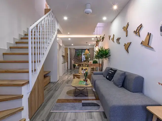 Mẫu 9: Phòng Khách Với Chân Cầu Thang Tận Dụng Đặt Tủ Tivi