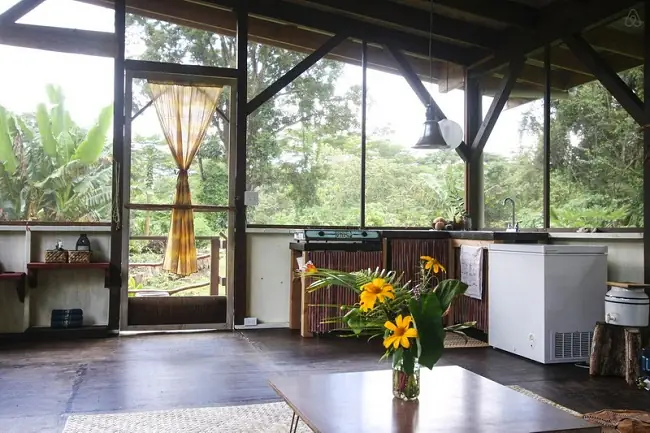 Nhà Sàn Gỗ Đơn Giản Giữa Núi Rừng