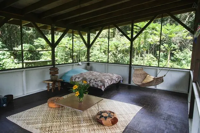 Nhà Sàn Gỗ Đơn Giản Giữa Núi Rừng