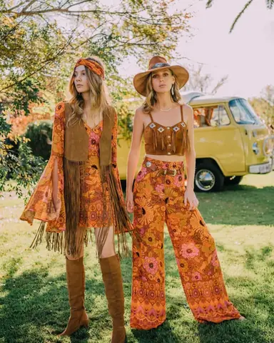 Quần Culottes Ống Rộng + Áo Hai Dây Croptop + Đôi Boot Da Lộn Quần Culottes Ống Rộng + Áo Hai Dây Croptop + Đôi Boot Da Lộn