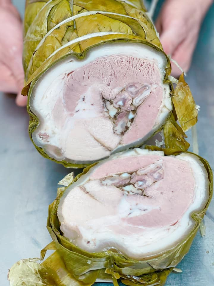 Quy trình gói ghém giò nây thủ công bằng lá chuối