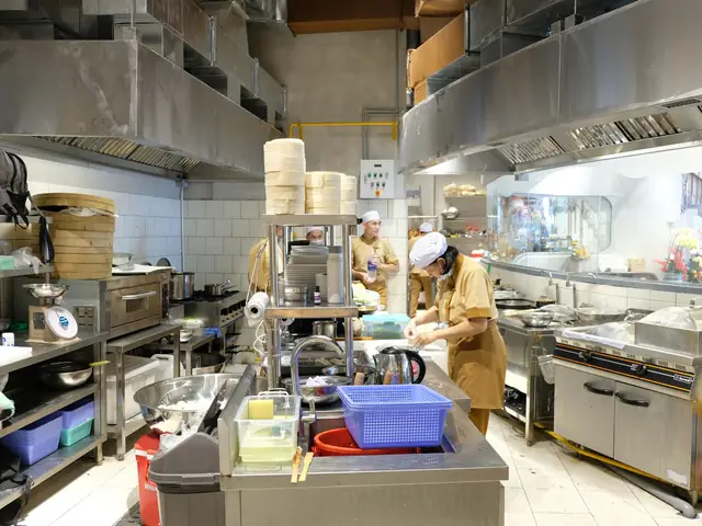 Ngoài Ra Còn Có Thể Bố Trí Bếp Theo Các Kiểu Sau: Kiểu Chữ U, Kiểu Chữ L, Kiểu Dây Chuyền Sản Xuất.